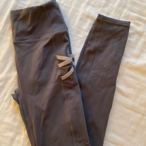 Fabletics leggings - Väldigt fint skick använda ca2 gånger. Köpta från fabletics hemsida, vet inte exakta modellen men  nypris ligger på runt 500kr. Modellen har fickor på sidan av låren och en V söm på rumpan som framhäver den jätte fint.