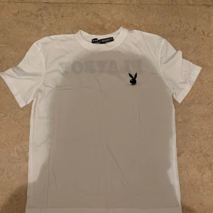 Vit Playboy T-shirt  - Stor i strl Vill ni ha bild när jag har på mig den så kan jag lösa det! Kan mötas upp i Göteborg centrum.