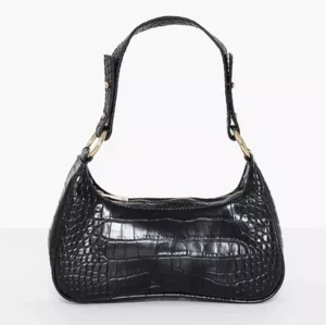 Väska - Väska från Nelly, använd men i bra skick✨Köpt för 299kr✨Priset är exklusive frakt✨ Skriv om ni har frågor eller för fler bilder🥰 (klicka ej på köp direkt!)