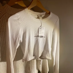 Tröja🤍 - Säljer min oanvända tröja för den passade inte riktigt🤍 prislappen är kvar och inget fel på den alls🤍