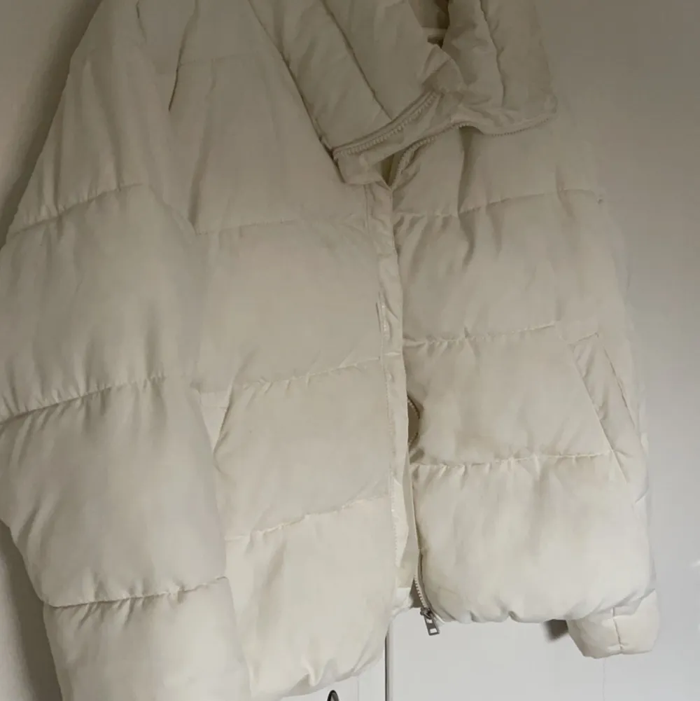 Vit puffer jacket i fint skick (kan behöva en tvätt) storlek L för att jag ville ha den oversize men har vanligtvis M.. Jackor.
