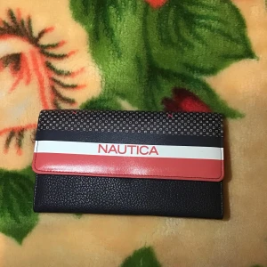 Helt ny plånbok - FRAKT: 45kr -köptes för 499kr -inte mycket använd 