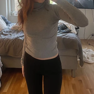 Grå tajt polotröja - En superfin polotröja som är väldigt bekväm och passar till allt, perfekt plagg till garderoben nu till vintern!💓 Köpare står för frakt💗