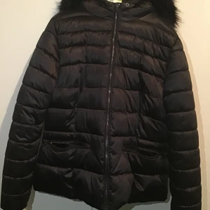 Jacka! - FRAKT: 80kr -perfekt höst/vinter jacka -passar xs/s/m -knappt använd 