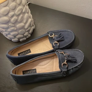 Loafers  - Marinblåa loafers från NOVITA. Storlek 39