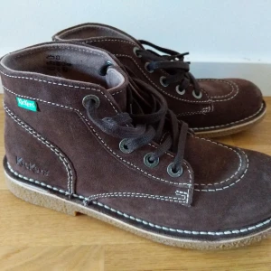 Kickers Orilegend (38) - Skor, stl. 38, Dam Kickers Orilegend ankelboots  Yttermaterial: Mocka Innersula: Skinn Storlek 38  Använd endast en gång.  Säljs pga för stor.