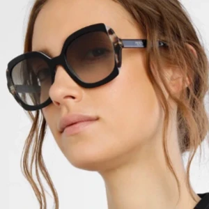 Prada glasögon/solglasögonbågar  - Säljer bågarna utan glas eftersom att glasen har styrka.