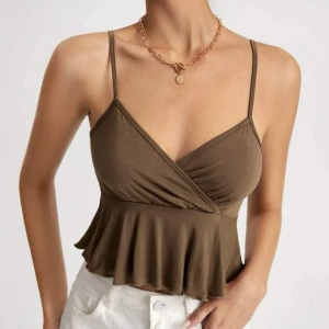 Topp - säljer en jätte gullig topp från shein. Passar perfekt med jeans. Den har mjukt material och är jätte skön.