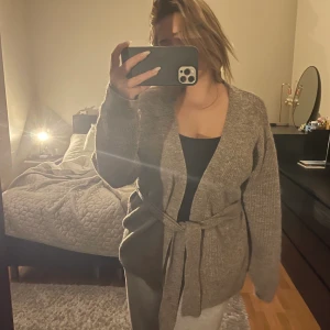 Cardigan  - Cardigan den H&M. Använd Max 5 ggr