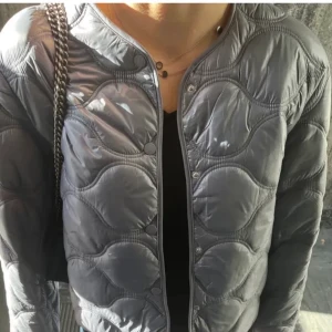 Mango jacka - Säljer den sjukt snygga mango jackan som är i ny skicka endast testat med lappen kvar! 