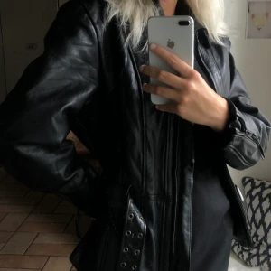 Äkta bikerjacka - Intressekoll!! Nyfiken på om någon är intresserad av min äkta bikerjacka från USA, med sjukt snygga detaljer. Har fler bilder, så bara skriv, så skickar jag! Köpt second hand för 699. Fint skick! 