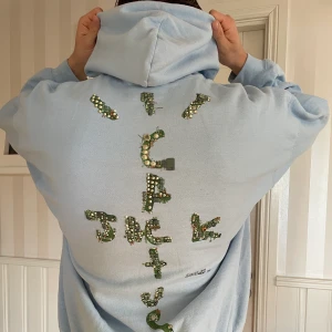 Travis Scot x playstation hoddie - Travis Scott x playstation hoddie baby blå, bra skick knappt använd, storlek Xl