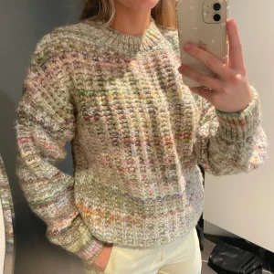 Stickad tröja  - En superfin acne-liknad tröja som är använd fåtal gånger! 