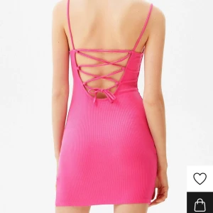 Rosa klänning  - Rosa klänning men knyte där bak, skriv för mer bilder.