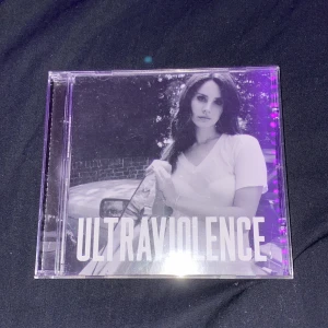 Ultraviolence cd - lana del rey  - Ett av lana del reys mest kända album, ny skick. Cd skiva 💓