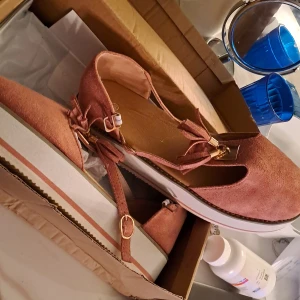 Skor - Extremt fina sommar sandaler i storlek 39,aldrig används