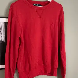 Säljer polo tröjan nu som är köpt begagnat i butik på humana för 300kr. Bra skick och knappt använd av mig. Storlek M. 