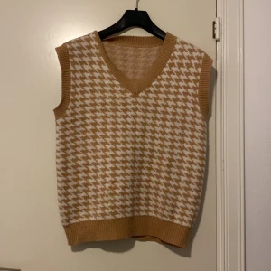 Väst  - Superfin stickad väst i beige/brun färg 