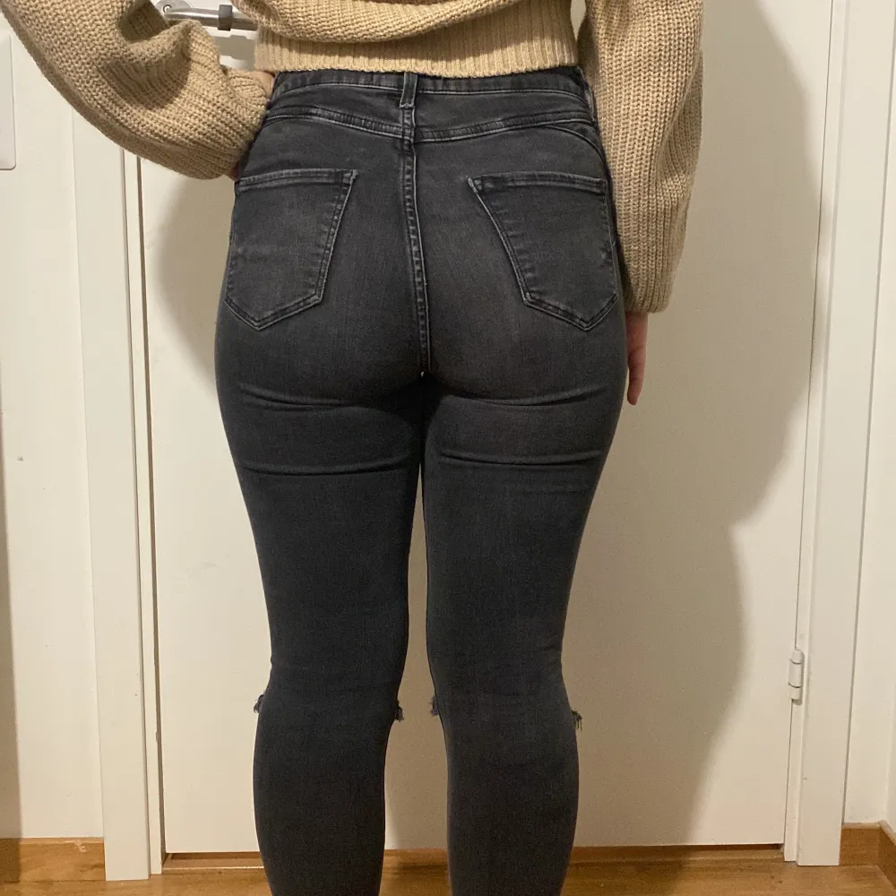 Ett par svarta jeans med hål k knäna som sitter superbra men kommer inte till användning längre. Jag de är strl 40 men skulle passa någon med 36 eller 38 oxå!!💕. Jeans & Byxor.