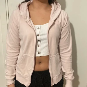 Ljusrosa kofta från Cubus  - En basic kofta från cubus som jag köpte för ca 1 år sedan men har inte använt mycket alls. Snöret är borta däremot. Den är ändå i bra skick, jättemjuk och mysig.