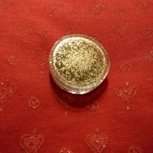 Guldglitter för ansiktet  - Guldglitter i en liten ask. Såldes som ansiktsglitter.  Obs! Denna är så liten så tar inte frakt för denna! Om du köper något annat av mig kan du även få denna på köpet gratis om du vill 🌟
