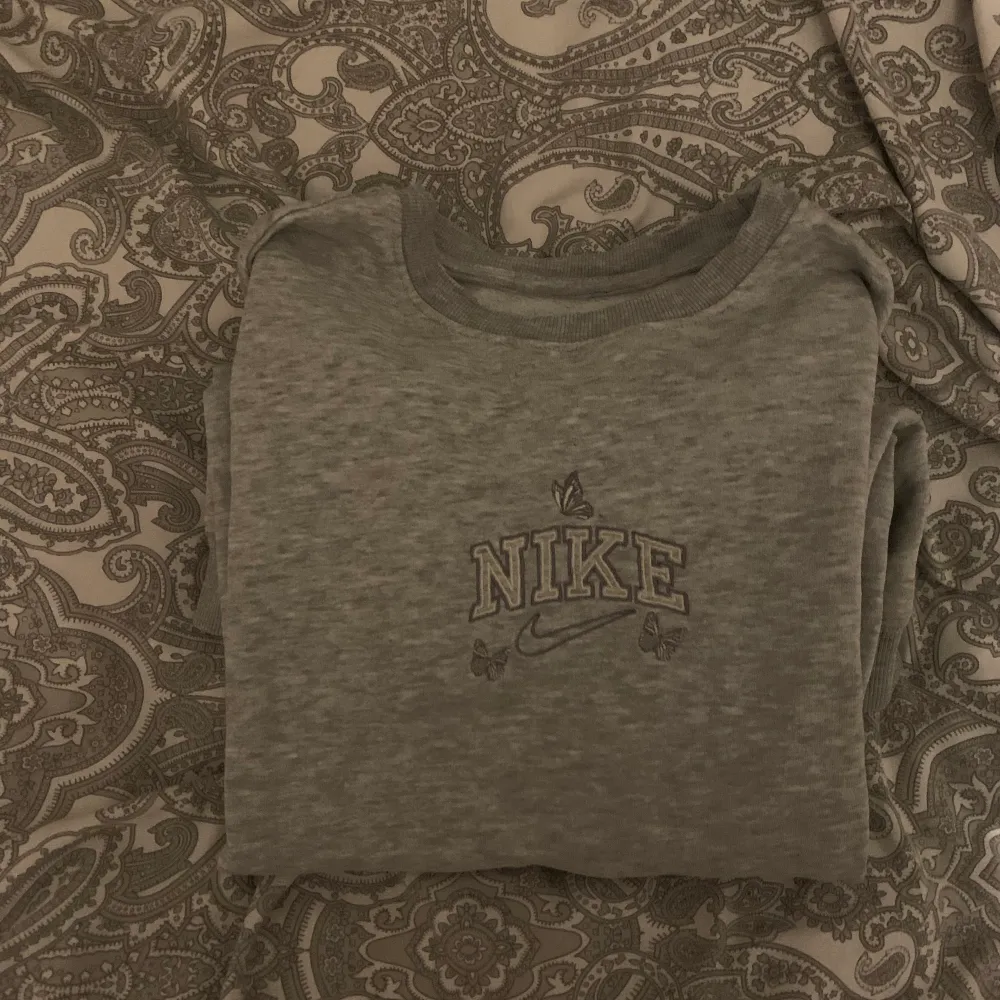 Säljer denna fina Nike sweatshirt (fake)  Den är i nystick och jätte gosig och perfekt nu på våren och till vintern  Hittar inte vart det står storleken men tror runt xs/s 💕 Kom privat för frågor 💓. Tröjor & Koftor.