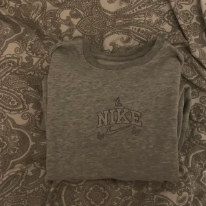 Nike sweatshirt  - Säljer denna fina Nike sweatshirt (fake)  Den är i nystick och jätte gosig och perfekt nu på våren och till vintern  Hittar inte vart det står storleken men tror runt xs/s 💕 Kom privat för frågor 💓