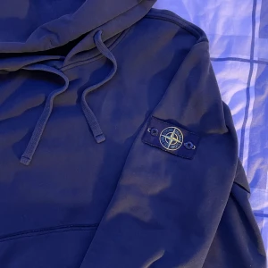 STONE ISLAND hoodie  - SIZE: XL i bra skick 