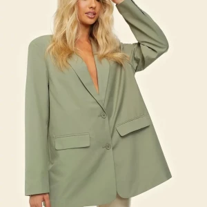Kavaj Bianca x Nelly - Oversize kavaj från Biancas första kollektion med Nelly. Köparen står för frakten💕 Skriv för mer bilder!