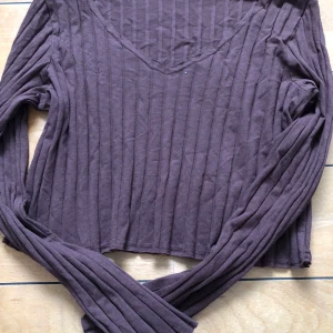 Tröja - Brun tröja från shein. Har ingen bild på. Frakt tillkommer på 30kr!