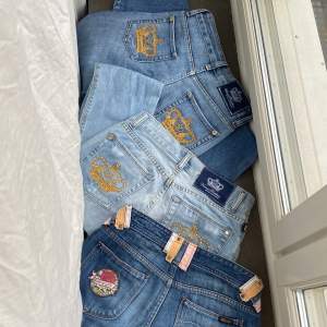 Intressekoll!! Två Victoria Beckham jeans och ett par Teddy Smith, storlek 32/34 och varierar i längd från ca 165-174❤️