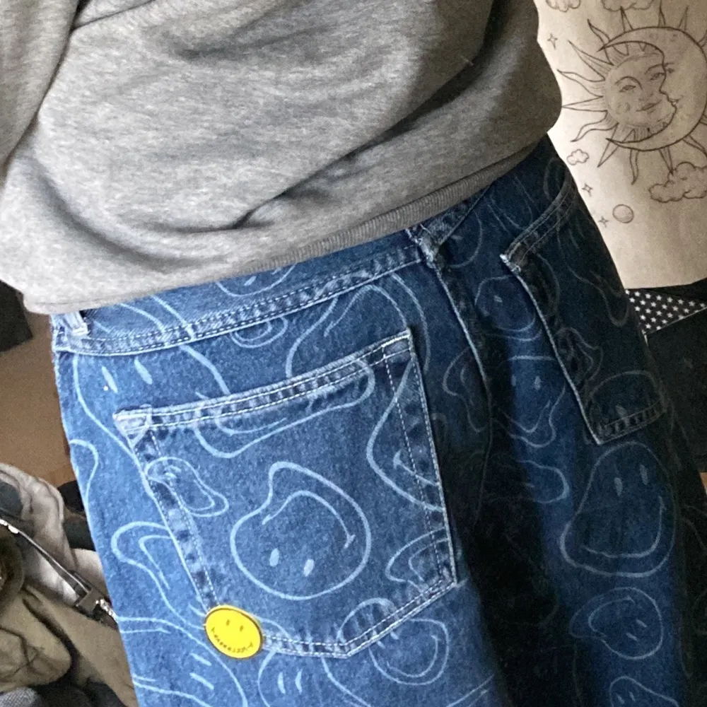 Supersnygga baggy jeans med smiley mönster. Andvända 3 ggr då det inte är min stil. Passar bra på mig som är 173. TRYCK INTE PÅ KÖP DIREKT . Jeans & Byxor.