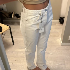 Zara Jeans - Snygga lågmidjade vita jeans från Zara, helt oanvända! Storlek 38.
