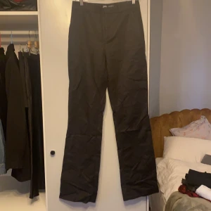 Zara kostymbyxor - Kostymbyxor från Zara, bra skick. Strl M dem sitter ganska baggy mid waist 