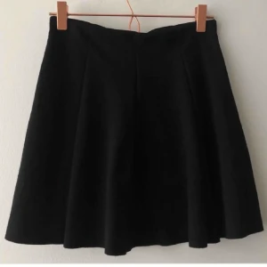 Svart tenniskjol brandy Melville  - Svart tenniskjol från brandy Melville, nästintill oanvänd! I storlek one size men skulle säga att den är som en xs/s! Köparen står för frakt. 