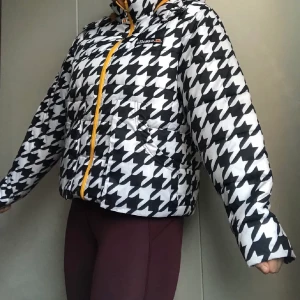 Puffjacka ellesse - Puffjacka i hundtandsmönster från Ellesse som är jättevarm och mysig med stor luva. Endast använd en gång. Köparen står för frakt. 