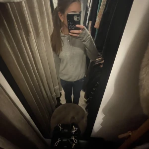 Grå soft goat Hoodie  - Funderar på att sälja min soft goat Hoodie💗 använd ändrat två gånger och har inga defekter. Nypris 2695kr 