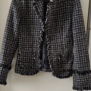 Kavaj tweed åhlens  - Svartvit tweedkavaj. Fint skick. Ca strl 34 