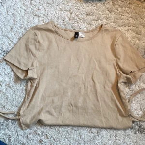 T-shirt med knyt - Jättefin lite croppad t-shirt men knyt på ryggen