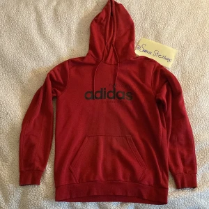 Adidas hoodie - Hej säljer denna fina tröjan från Adidas Den är i ny skick  Storlek M passar större S Vid intresse eller frågor skriv 