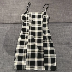 Rutig klänning - Klänning från H&M. Använd fåtal gånger men i väldigt bra skick, storlek 36.