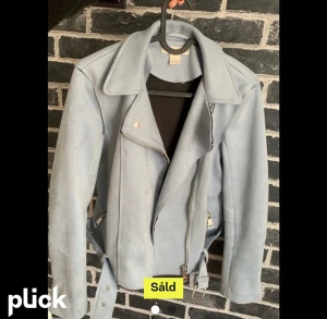 Mockar jacka - Säljer denna jätte fina mocka jackan från h&m köpte för 600kr och säljer för 350kr +frakt stolek 34 den har inga skador 