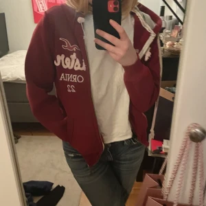 Hollister kofta - En vinröd kofta från hollister! Säljs ej längre. Pris kan diskuteras🫶🏻