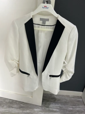 Kavaj - Kavaj från H&M använd bara en gång. Normal i storlek och i mycket bra skick.