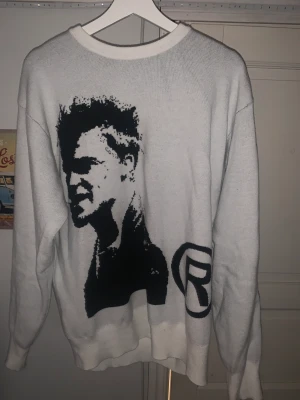 Knit sweatshirt - Brad pitt knit/sweatshirt, tvär fräsch 10/10 skick. Använd 2ggr. Väldigt skön att ha på sig också. 