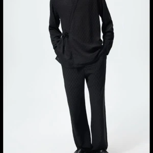 Zara byxa del av elegant set - För festen! Elegant byxa i jacquard. Helt oanvända med prislapp på 599kr kvar. Liten XL och så snygg som oversize, snyggt fall.  Se min annons för jacka/kort kimono till.