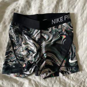 Superfina mönstrade Nike pro shorts! Får tyvär inte användning av dessa därför säljer jag dem! Storlek xs. 100kr+frakt🖤🤍