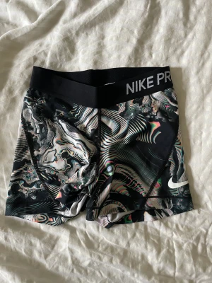 Nike pro shorts - Superfina mönstrade Nike pro shorts! Får tyvär inte användning av dessa därför säljer jag dem! Storlek xs. 100kr+frakt🖤🤍