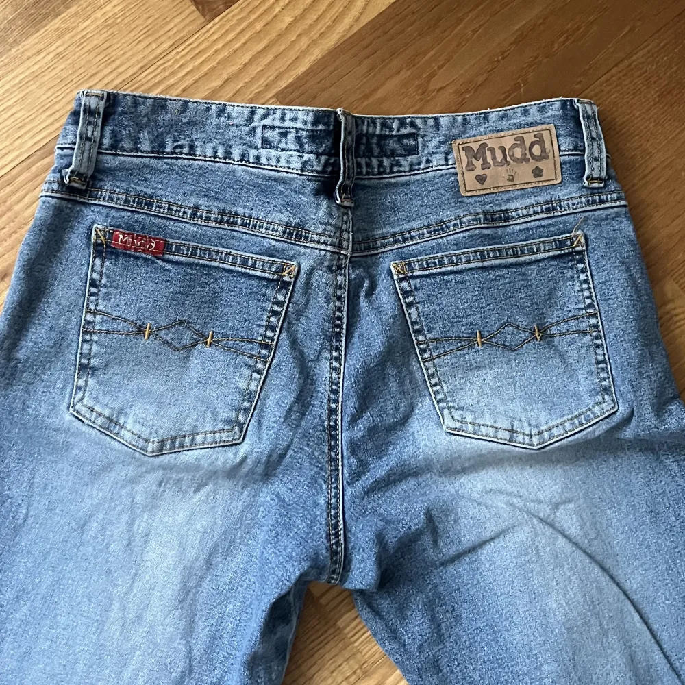 Ljusa lågmidjade jeans med coola detaljer, knapp använda❤️‍🔥. Jeans & Byxor.