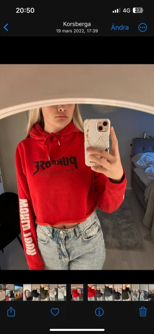 Röd hoodie - En röd kroppad hoodie, inget fel på den, använd 1 gång. Det är en Justin Bieber hoodie och på armarna står de ’World Tour’. Skulle säga att tröja är S/M i storleken men det står M i den. Vid intresse kontakta mig eller vid några frågor💗